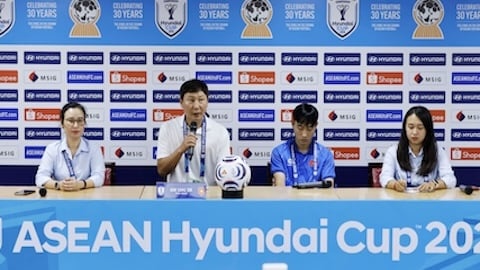  HLV Kim Sang Sik: ‘Đình Bắc chưa hoàn thành nhiệm vụ nên buộc phải thay ra’
